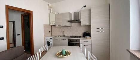 Frigorifero, microonde, forno, macchina per tè/caffè