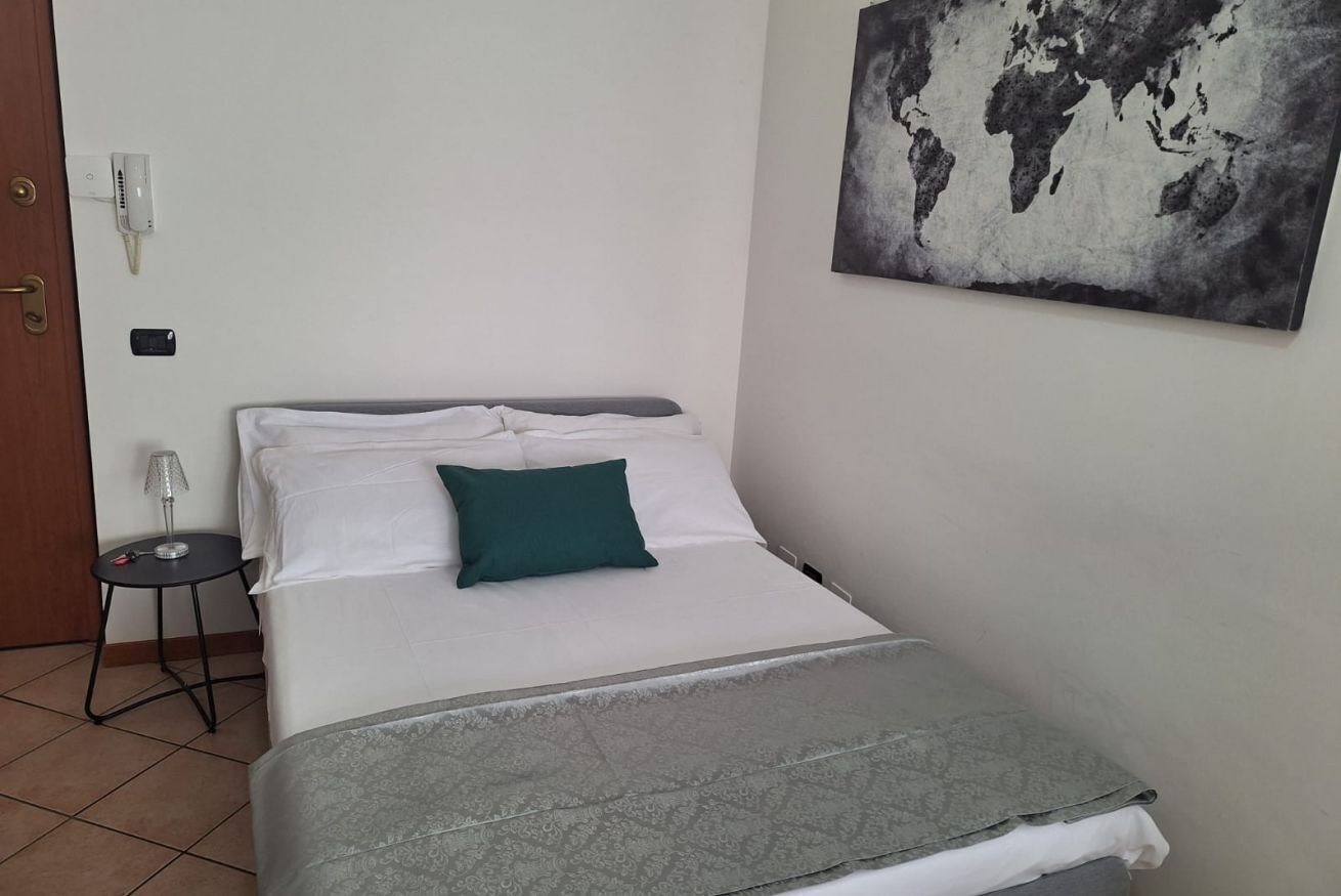 Caja de seguridad en la habitación y tabla de planchar con plancha 