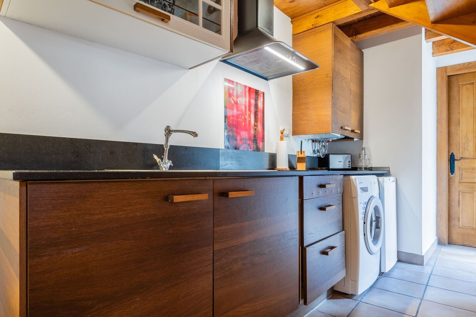 Een koelkast, een magnetron, een oven, een kookplaat