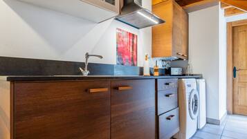 Een koelkast, een magnetron, een oven, een kookplaat