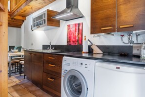 Køleskab, mikrobølgeovn, ovn, kogeplade