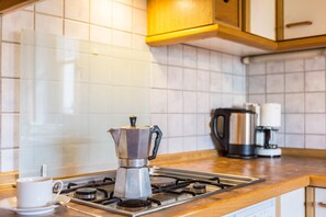 Refrigerador, horno, parrilla de estufa y cafetera y tetera 