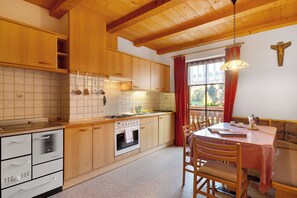 Kjøleskap, ovn, kokeplater og kaffetrakter/tekoker