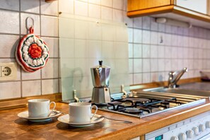 Kühlschrank, Ofen, Herdplatte, Wasserkocher mit Kaffee-/Teezubehör