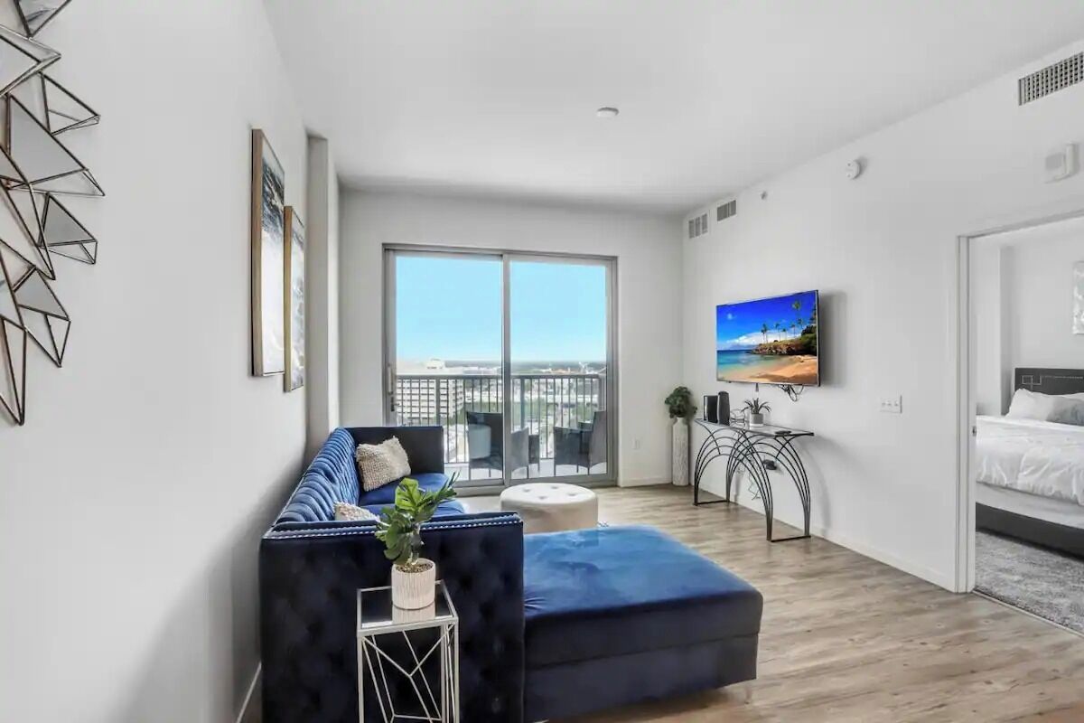 Urban Chic 1BR/ 1BATH Downtown Tampa with Pool, Balcony Views & Luxury stay.