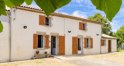 Holiday Home 'Gîte La Clé Des Champs' with Private Terrace and Garden