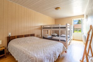 6 slaapkamers, een strijkplank/strijkijzer