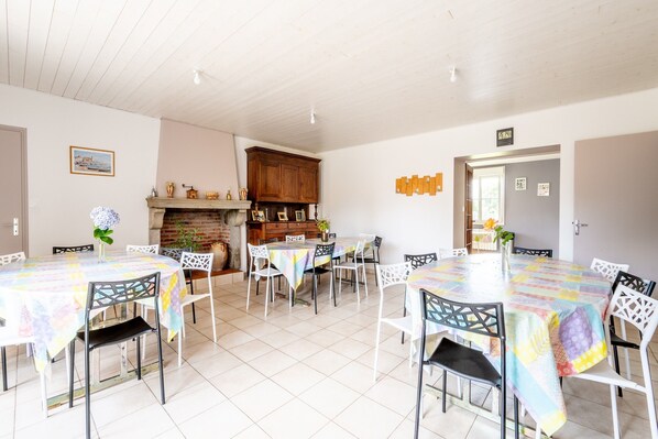 Dining - Holiday Home 'Gîte La Clé Des Champs' with Private Terrace and Private Garden (Saint-Étienne-du-Bois)