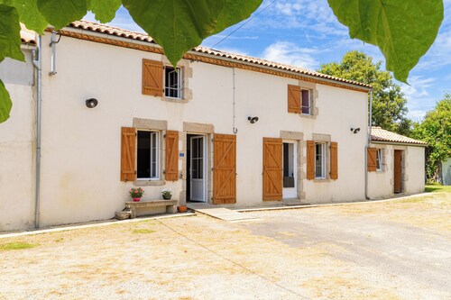 Holiday Home 'Gîte La Clé Des Champs' with Private Terrace and Private Garden