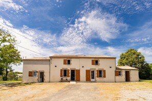 Exterior - Holiday Home 'Petit Gîte La Clé Des Champs' with Private Terrace and Private Garden (Saint-Étienne-du-Bois)