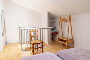 1 室のベッドルーム、アイロン / アイロン台