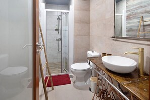 Dusche, Haartrockner, Handtücher