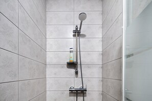 Douche, sĂšche-cheveux, serviettes fournies