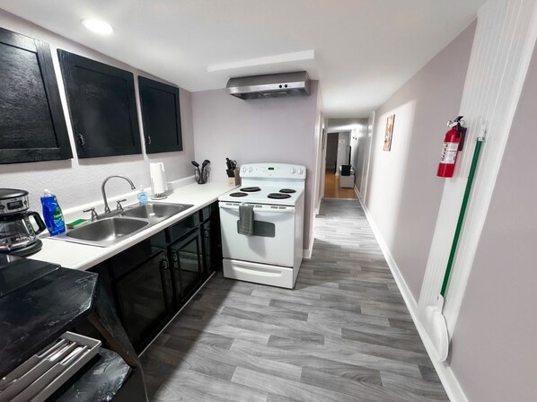 Een koelkast, een magnetron, een oven, een kookplaat