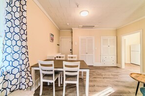 Dining - Spacious Renovated One Bedroom Apartment Located in Downtown Falmouth (Falmouth)