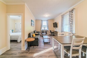 1 bedroom, iron/ironing board, WiFi, bed sheets - Spacious Renovated One Bedroom Apartment Located in Downtown Falmouth (Falmouth)