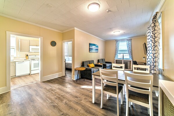 Interior - Spacious Renovated One Bedroom Apartment Located in Downtown Falmouth (Falmouth)