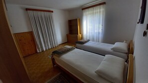 3 quartos, ferros/tábuas de passar roupa, roupa de cama