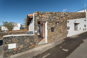 Exterior detail - Holiday Home 'El Rincón De Yeico' with Mountain View, Private Terrace and Wi-Fi (Isora)