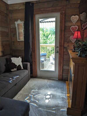 Smart TV, fireplace - Barn Sanctuary w Private Hot Tub and Pond View (Walnut Cove)