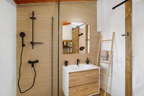 Douche, séchoir à cheveux, serviettes fournies