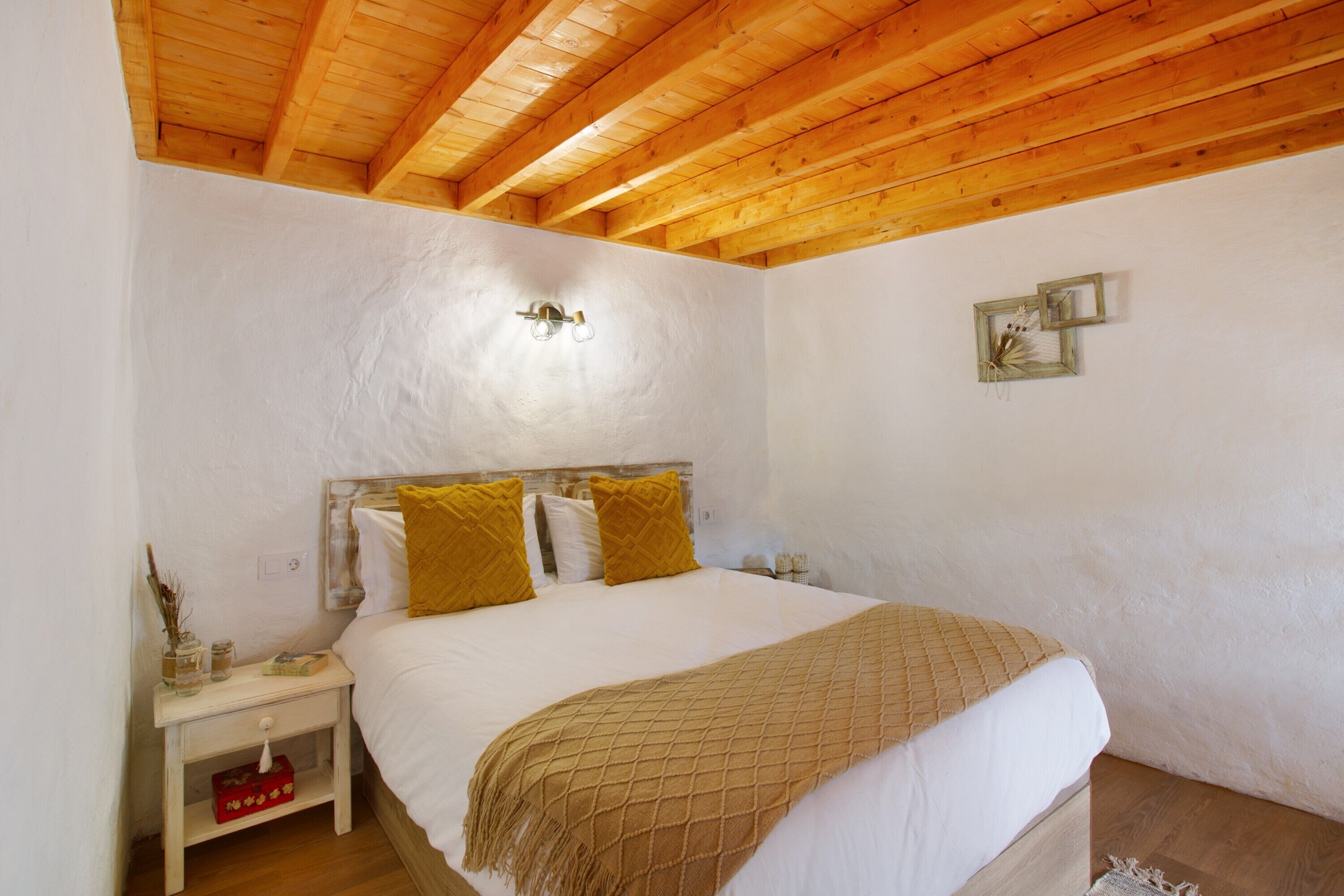 2 makuuhuonetta, silitysrauta/-lauta, ilmainen Wi-Fi, vuodevaatteet