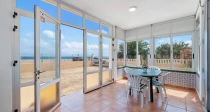 Holiday Home 'Planta Baja La Malvarrosa' with Sea View, Private Terrace and Wi-Fi