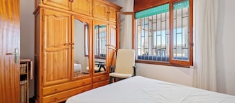 Holiday Home 'Planta Baja La Malvarrosa' with Sea View, Private Terrace and Wi-Fi