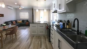 Refrigerador, microondas, horno y parrilla de estufa