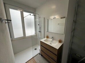 Shower, towels