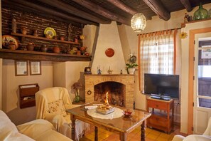 TV, fireplace, DVD player - Country House 'El Zarzo' with Mountain View, Shared Terrace and Wi-Fi (Fuenteheridos)