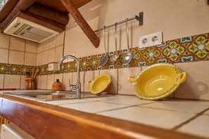 Kühlschrank, Mikrowelle, Herdplatte, Geschirrspüler