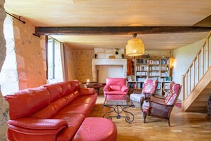 Lettore DVD, tavolo da ping pong, impianto stereo