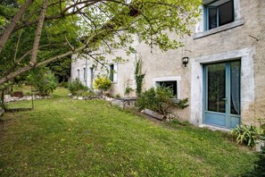 Property grounds - Holiday Home 'Gîte Des Bois Du Charme' with Private Terrace and Private Garden (Chalais)