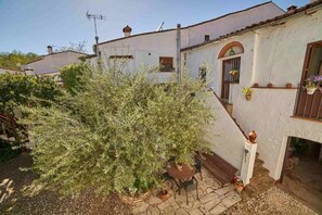 Outdoor dining - Country House 'Tragaluz Il' with Mountain View, Shared Terrace and Wi-Fi (Fuenteheridos)
