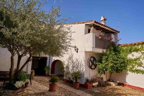 Exterior - Country House 'Tragaluz Il' with Mountain View, Shared Terrace and Wi-Fi (Fuenteheridos)