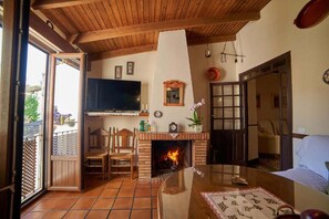 Interior - Country House 'Tragaluz Il' with Mountain View, Shared Terrace and Wi-Fi (Fuenteheridos)