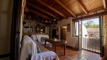 Een televisie, een open haard en een dvd-speler