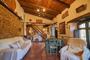 TV, fireplace, DVD player - Country House 'Navalgatos' with Mountain View, Private Pool and Private Terrace (Fuenteheridos)