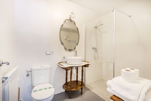 シャワー、ヘアドライヤー、タオル