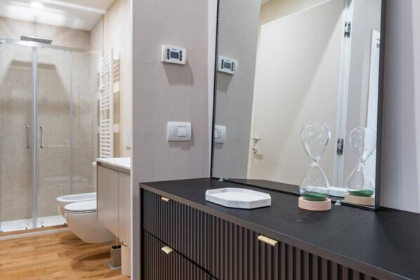 Dusche, Haartrockner, Bidet, Handtücher