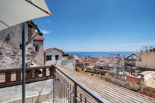 Seaview Flat Old Town Sanremo with Sea View, Wi-Fi and Air Conditioning