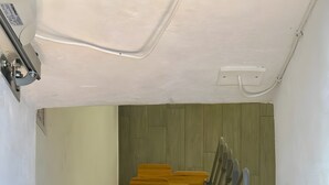 Una escalera con escalones de madera y barandilla de metal.