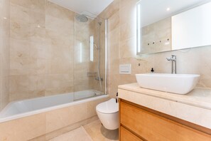 Een douche, een haardroger, handdoeken