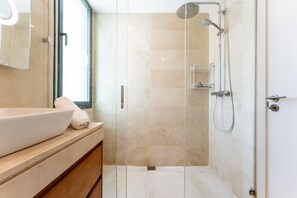 Dusche, Haartrockner, Handtücher