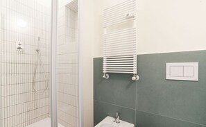 Doccia, asciugacapelli, bidet, asciugamani