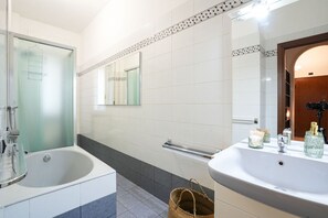Shower, hair dryer, bidet, towels