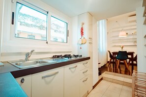 Kjøleskap, mikrobølgeovn, ovn og kokeplater