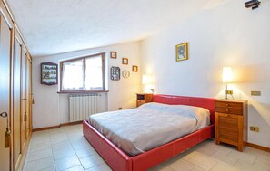 1 bedroom, bed sheets