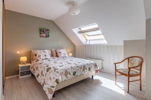 4 bedrooms, iron/ironing board, free WiFi, bed sheets